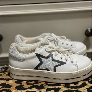 White leather starred sneaker